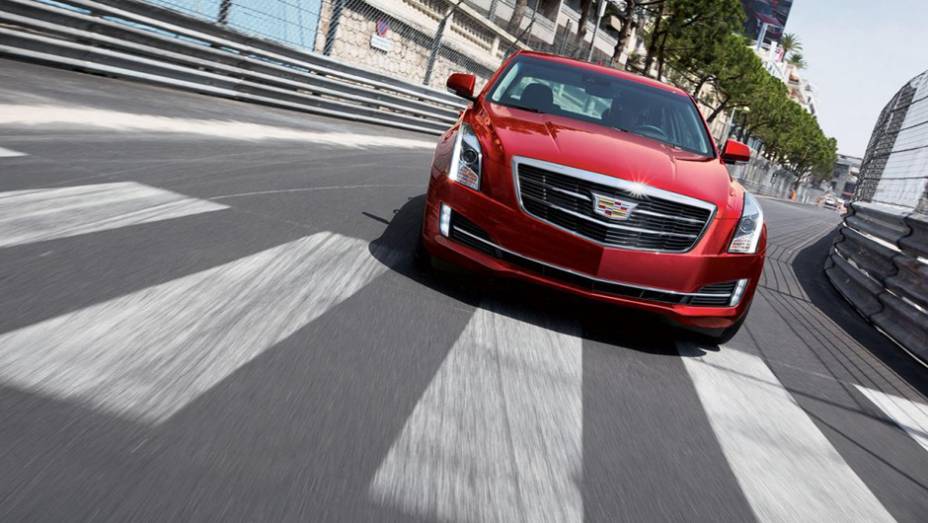 O sed&atilde; passou por facelift, recebendo modifica&ccedil;&otilde;es na grade frontal | <a href="https://beta-develop.quatrorodas.abril.com.br/noticias/fabricantes/cadillac-revela-ats-2015-790438.shtml" rel="migration">Leia mais</a>