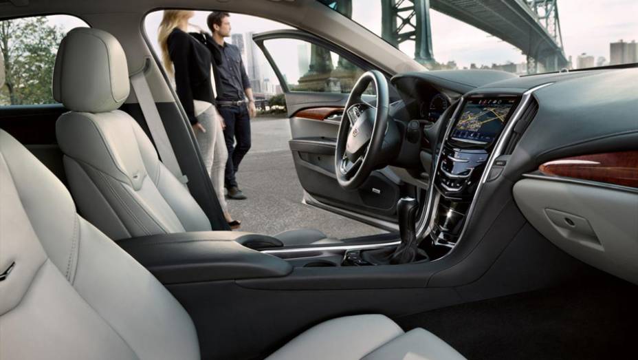 Est&atilde;o dispon&iacute;veis tr&ecirc;s op&ccedil;&otilde;es de motoriza&ccedil;&atilde;o | <a href="https://beta-develop.quatrorodas.abril.com.br/noticias/fabricantes/cadillac-revela-ats-2015-790438.shtml" rel="migration">Leia mais</a>