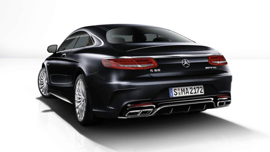 ...rodas de liga-leve de 20 polegadas exclusivas, difusor traseiro mais expressivo e o emblema "V12 BITURBO" | <a href="https://beta-develop.quatrorodas.abril.com.br/noticias/fabricantes/mercedes-benz-s65-amg-coupe-apresentado-790822.shtml" rel="migration">Leia mais</a>