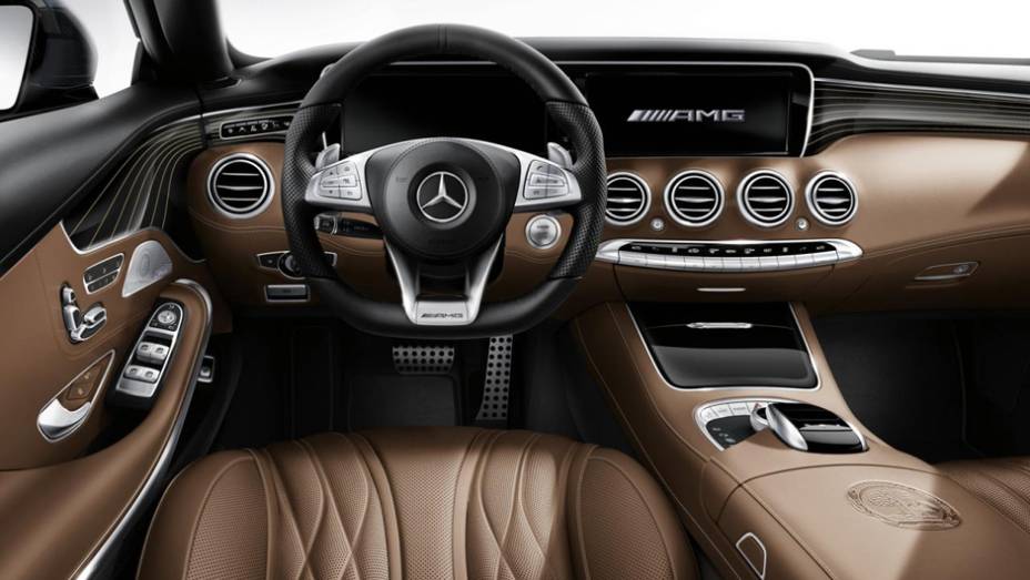 Sob o capô, o coupé é equipado com o bloco 6.0 V12 biturbo que oferece 621 cavalos de potência e 102 kgfm de torque | <a href="https://beta-develop.quatrorodas.abril.com.br/noticias/fabricantes/mercedes-benz-s65-amg-coupe-apresentado-790822.shtml" rel="migration">Leia mais</a>