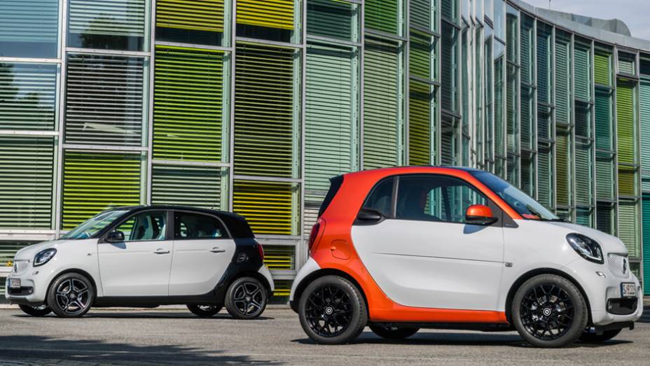 A Smart finalmente divulgou fotos e informações oficiais sobre os novos ForTwo e ForFour | <a href="https://beta-develop.quatrorodas.abril.com.br/noticias/fabricantes/smart-oficializa-fortwo-forfour-791257.shtml" rel="migration">Leia mais</a>