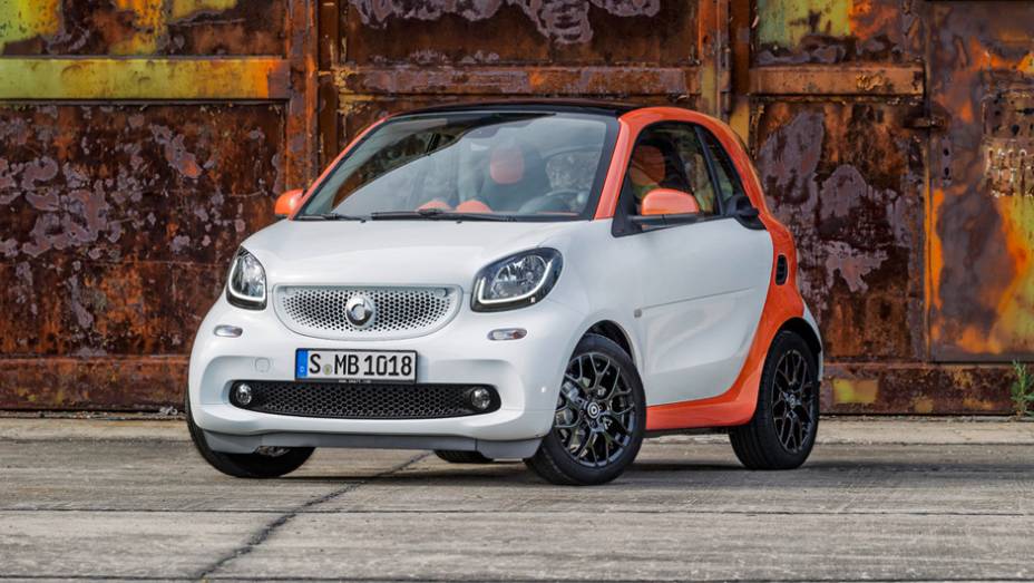 Conforme as primeiras imagens sugeriam, os dois modelos possuem design antecipado por carros-conceito revelados anteriormente | <a href="https://beta-develop.quatrorodas.abril.com.br/noticias/fabricantes/smart-oficializa-fortwo-forfour-791257.shtml" rel="migration">Leia mais</a>