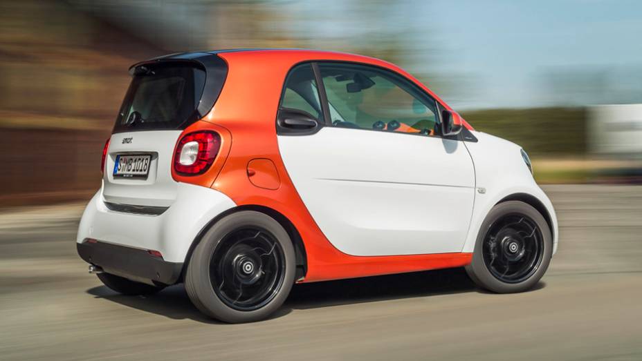 O ForTwo tem 2,69 metros de comprimento, com 1,87m de espaço entre-eixos, 1,55m de altura e 1,65m de largura | <a href="https://beta-develop.quatrorodas.abril.com.br/noticias/fabricantes/smart-oficializa-fortwo-forfour-791257.shtml" rel="migration">Leia mais</a>