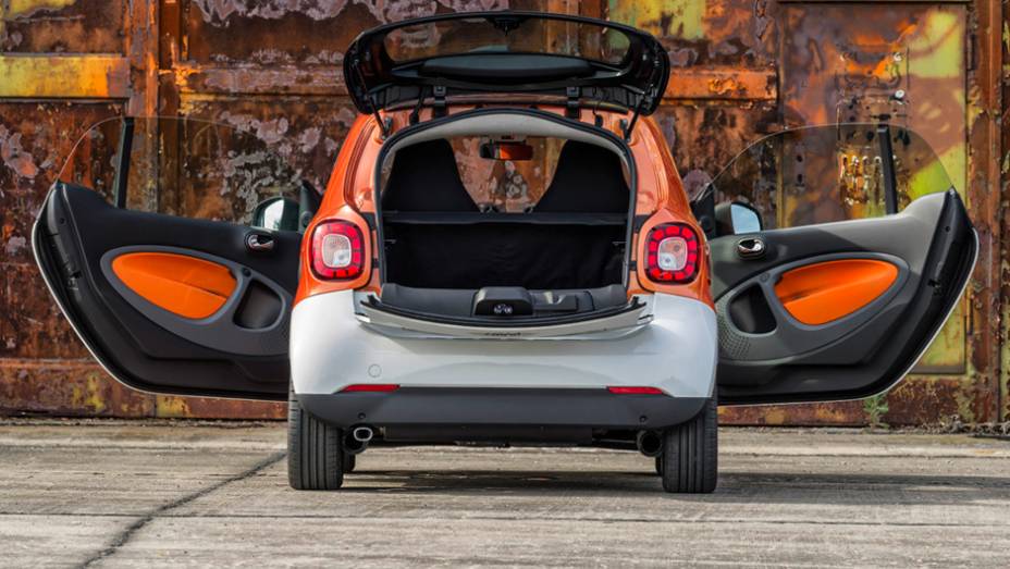 Tr&ecirc;s vers&otilde;es estar&atilde;o dispon&iacute;veis para os dois modelos | <a href="https://beta-develop.quatrorodas.abril.com.br/noticias/fabricantes/smart-oficializa-fortwo-forfour-791257.shtml" rel="migration">Leia mais</a>