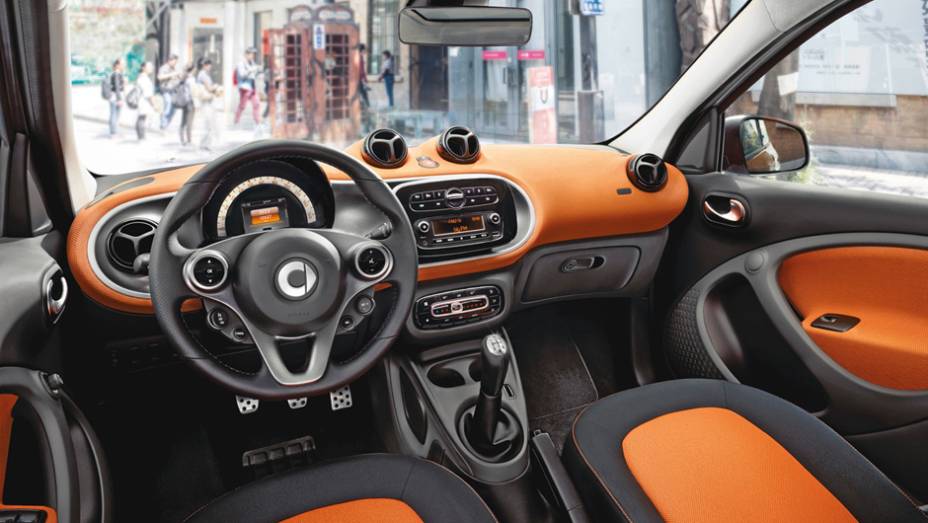 Na de entrada, j&aacute; estar&atilde;o inclu&iacute;dos itens como cruise control, medidor de temperatura externa e painel de instrumentos com tela LCD | <a href="https://beta-develop.quatrorodas.abril.com.br/noticias/fabricantes/smart-oficializa-fortwo-forfour-791257.shtml" rel="migration">Leia mais</a>
