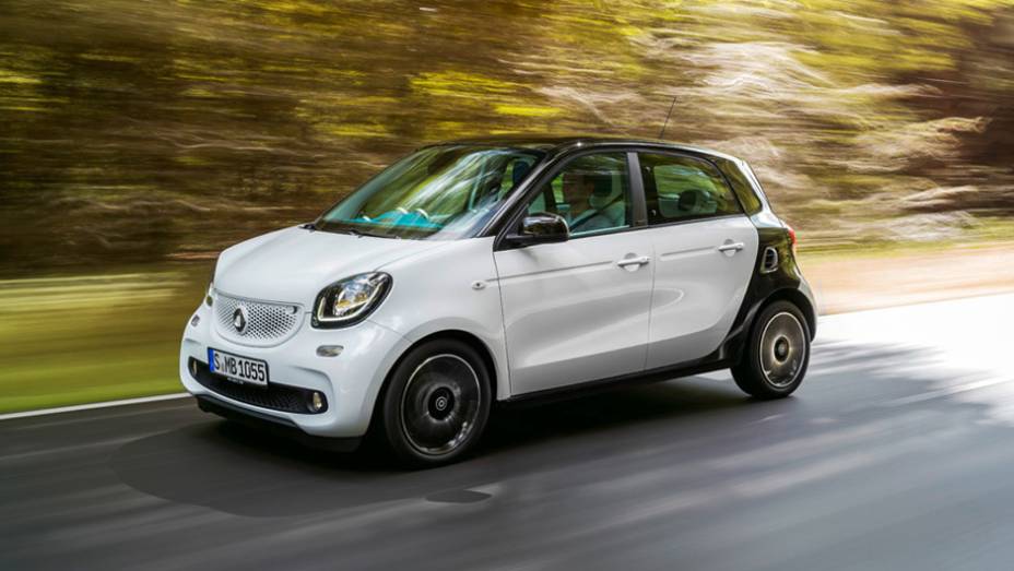 J&aacute; o ForFour chega a 3,49m de comprimento, praticamente o mesmo tamanho do MINI Cooper, com 2,49m de espa&ccedil;o entre-eixos | <a href="https://beta-develop.quatrorodas.abril.com.br/noticias/fabricantes/smart-oficializa-fortwo-forfour-791257.shtml" rel="migration">Leia mais</a>