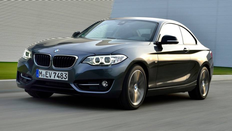 BMW Série 2 Coupé | <a href="https://beta-develop.quatrorodas.abril.com.br/noticias/mercado/candidatos-carro-ano-2015-europa-sao-revelados-791548.shtml" rel="migration">Leia mais</a>