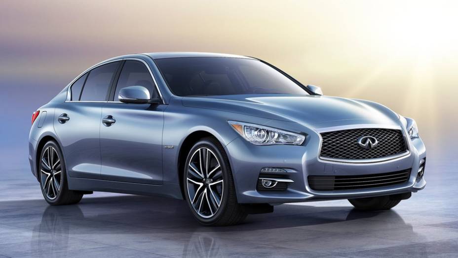 Infiniti Q50 | <a href="https://beta-develop.quatrorodas.abril.com.br/noticias/mercado/candidatos-carro-ano-2015-europa-sao-revelados-791548.shtml" rel="migration">Leia mais</a>