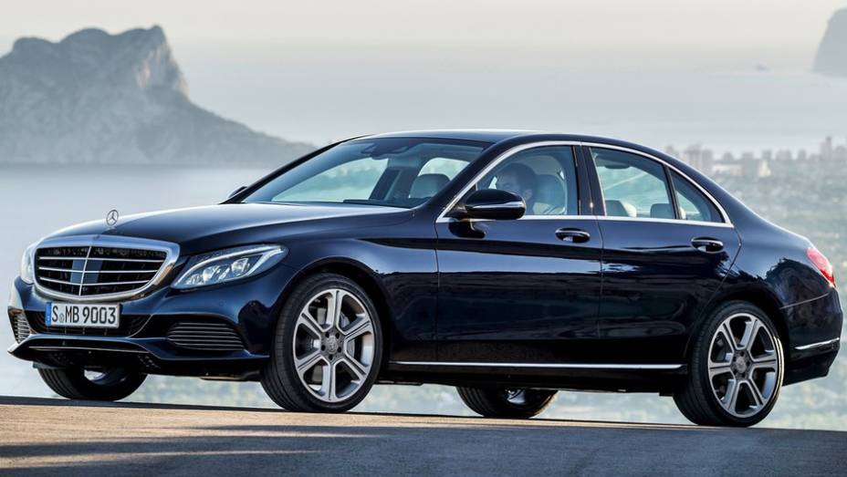 Mercedes-Benz Classe C | <a href="https://beta-develop.quatrorodas.abril.com.br/noticias/mercado/candidatos-carro-ano-2015-europa-sao-revelados-791548.shtml" rel="migration">Leia mais</a>