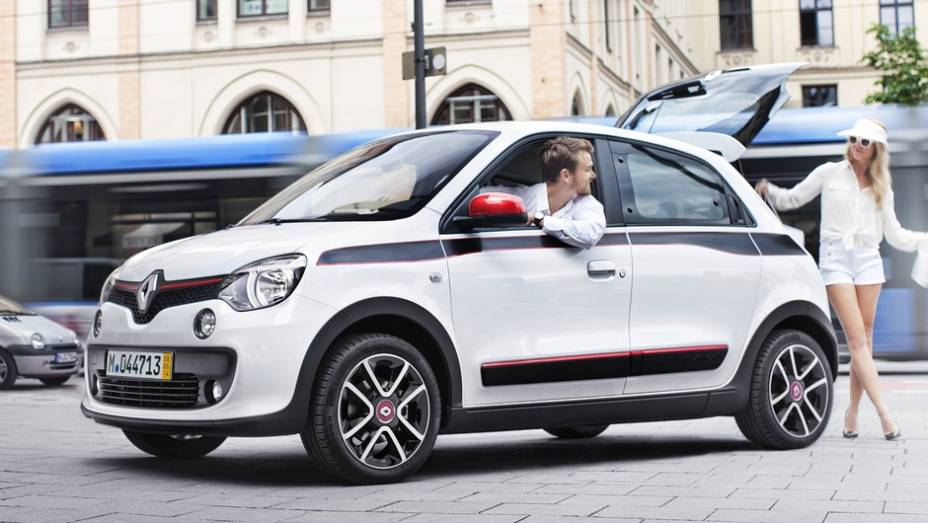 Renault Twingo | <a href="https://beta-develop.quatrorodas.abril.com.br/noticias/mercado/candidatos-carro-ano-2015-europa-sao-revelados-791548.shtml" rel="migration">Leia mais</a>