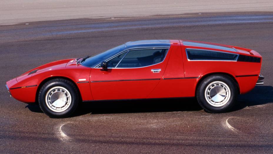 O Bora foi o primeiro Maserati com motor central traseiro, tendência de arquitetua entre os esportivos italianos da época | <a href="https://beta-develop.quatrorodas.abril.com.br/reportagens/classicos/maserati-100-anos-792281.shtml" rel="migration">Leia mais</a> O Bora foi o primeiro Maserati com motor central traseiro, tendência de arquitetua entre os esportivos italianos da época | <a href="https://beta-develop.quatrorodas.abril.com.br/reportagens/classicos/maserati-100-anos-792281.shtml" rel="migration">Leia mais</a>