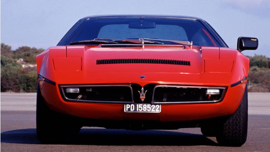 Mais uma vez, o respons&aacute;vel pela forma do carro foi Giorgetto Giugiaro, que ent&atilde;o j&aacute; trabalhava de seu pr&oacute;prio est&uacute;dio, a Italdesign | <a href="https://beta-develop.quatrorodas.abril.com.br/reportagens/classicos/maserati-100-anos-792281.shtml" rel="migration">Leia mais</a>