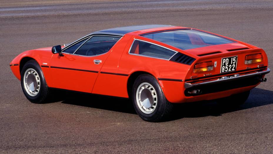 A traseira do Bora era bastante elevada, limitando bastante a visibilidade traseira | <a href="https://beta-develop.quatrorodas.abril.com.br/reportagens/classicos/maserati-100-anos-792281.shtml" rel="migration">Leia mais</a>