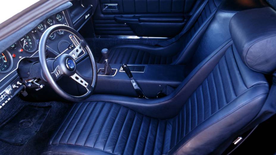 Um vidro temperado duplo separava a cabine do motor. Revestido de couro, o banco do motorista era fixo e, como o volante, tinha regulagem de altura | <a href="https://beta-develop.quatrorodas.abril.com.br/reportagens/classicos/maserati-100-anos-792281.shtml" rel="migration"></a> Um vidro temperado duplo separava a cabine do motor. Revestido de couro, o banco do motorista era fixo e, como o volante, tinha regulagem de altura | <a href="https://beta-develop.quatrorodas.abril.com.br/reportagens/classicos/maserati-100-anos-792281.shtml" rel="migration"></a>