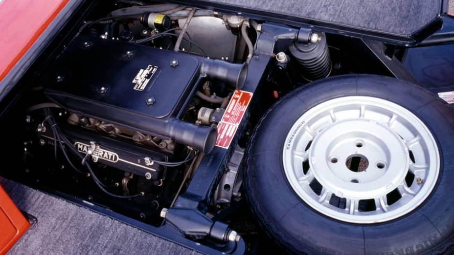 O V8 de 4.7 litros produzia 310 cv e 47 mkgf de torque, permitindo ao Bora passar dos 260 km/h. Uma versão V6, mais simples, se chamava Merak | <a href="https://beta-develop.quatrorodas.abril.com.br/reportagens/classicos/maserati-100-anos-792281.shtml" rel="migration">Leia mais</a> O V8 de 4.7 litros produzia 310 cv e 47 mkgf de torque, permitindo ao Bora passar dos 260 km/h. Uma versão V6, mais simples, se chamava Merak | <a href="https://beta-develop.quatrorodas.abril.com.br/reportagens/classicos/maserati-100-anos-792281.shtml" rel="migration">Leia mais</a>