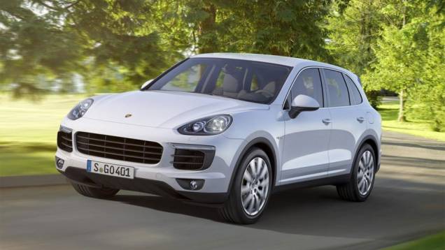 Os faróis bi-xénon são instalados como padrão nas versões Diesel, S e S E-Hybrid, que também tem luzes diurnas em LED de quatro pontos | <a href="https://beta-develop.quatrorodas.abril.com.br/noticias/saloes/paris-2014/porsche-revela-cayenne-2015-reestilizada-792125.sh" rel="migration"></a> Os faróis bi-xénon são instalados como padrão nas versões Diesel, S e S E-Hybrid, que também tem luzes diurnas em LED de quatro pontos | <a href="https://beta-develop.quatrorodas.abril.com.br/noticias/saloes/paris-2014/porsche-revela-cayenne-2015-reestilizada-792125.sh" rel="migration"></a>