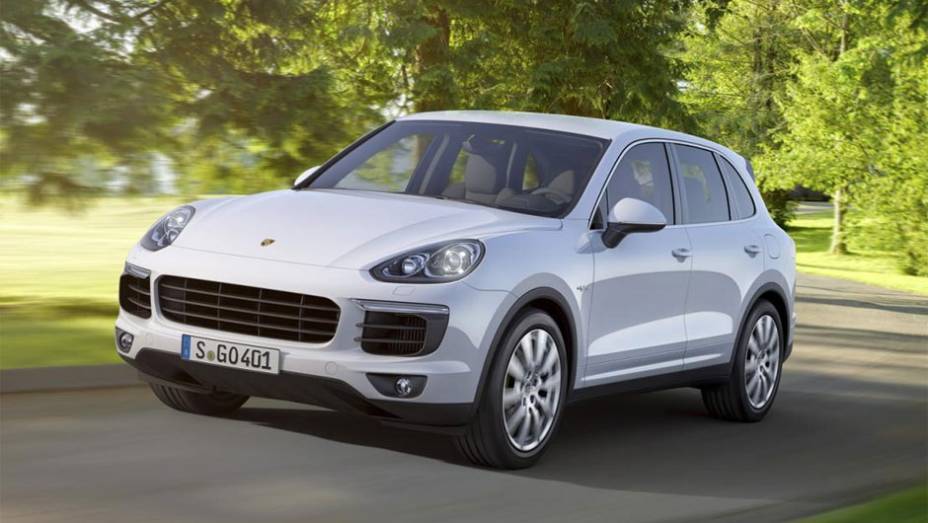 Os far&oacute;is bi-x&eacute;non s&atilde;o instalados como padr&atilde;o nas vers&otilde;es Diesel, S e S E-Hybrid, que tamb&eacute;m tem luzes diurnas em LED de quatro pontos | <a href="https://beta-develop.quatrorodas.abril.com.br/noticias/saloes/paris-2014/porsche-revela-cayenne-2015-reestilizada-792125.sh" rel="migration"></a>