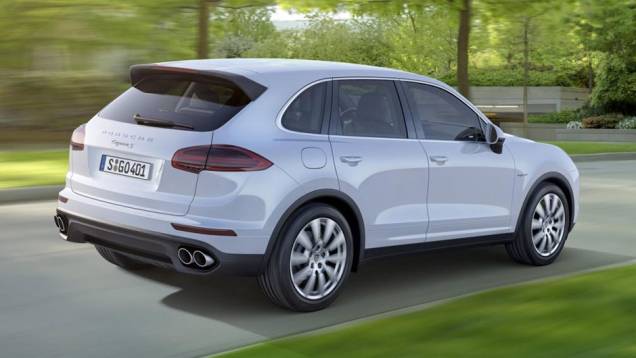 A Porsche diz ainda que o chassi do SUV foi revisto para proporcionar melhor conforto, sem afetar a dinâmica do veículo | <a href="https://beta-develop.quatrorodas.abril.com.br/noticias/saloes/paris-2014/porsche-revela-cayenne-2015-reestilizada-792125.shtml" rel="migration"></a> A Porsche diz ainda que o chassi do SUV foi revisto para proporcionar melhor conforto, sem afetar a dinâmica do veículo | <a href="https://beta-develop.quatrorodas.abril.com.br/noticias/saloes/paris-2014/porsche-revela-cayenne-2015-reestilizada-792125.shtml" rel="migration"></a>