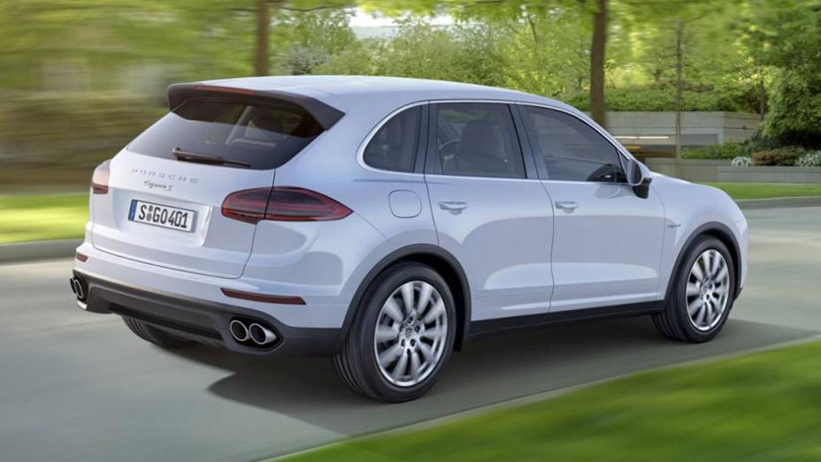 A Porsche diz ainda que o chassi do SUV foi revisto para proporcionar melhor conforto, sem afetar a din&acirc;mica do ve&iacute;culo | <a href="https://beta-develop.quatrorodas.abril.com.br/noticias/saloes/paris-2014/porsche-revela-cayenne-2015-reestilizada-792125.shtml" rel="migration"></a>