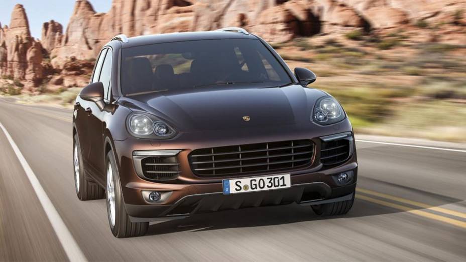 A Cayenne S recebeu um novo motor 3.6 V6 biturbo capaz de gerar 420 cv e 56 mkgf de torque | <a href="https://beta-develop.quatrorodas.abril.com.br/noticias/saloes/paris-2014/porsche-revela-cayenne-2015-reestilizada-792125.shtml" rel="migration">Leia mais</a>