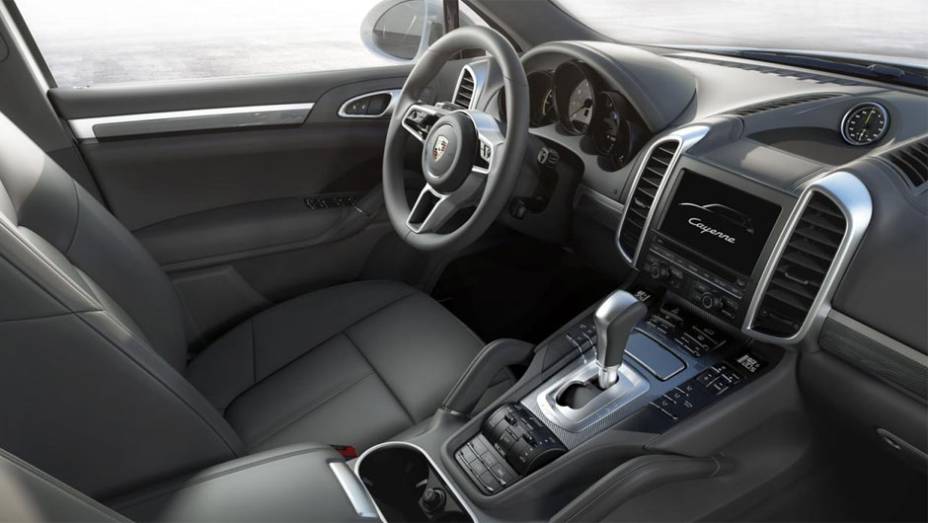 Interior por outro ângulo | <a href="https://beta-develop.quatrorodas.abril.com.br/noticias/saloes/paris-2014/porsche-revela-cayenne-2015-reestilizada-792125.shtml" rel="migration">Leia mais</a>