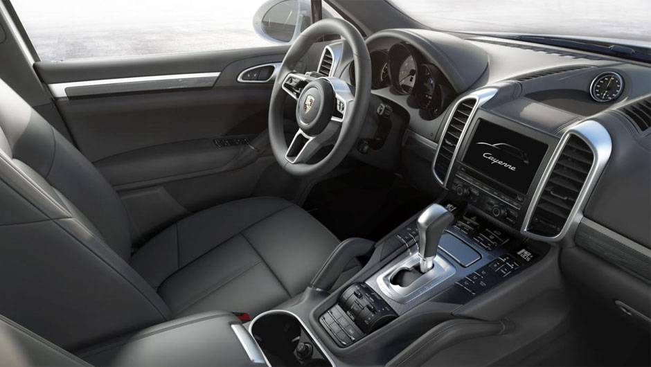 Interior por outro &acirc;ngulo | <a href="https://beta-develop.quatrorodas.abril.com.br/noticias/saloes/paris-2014/porsche-revela-cayenne-2015-reestilizada-792125.shtml" rel="migration">Leia mais</a>