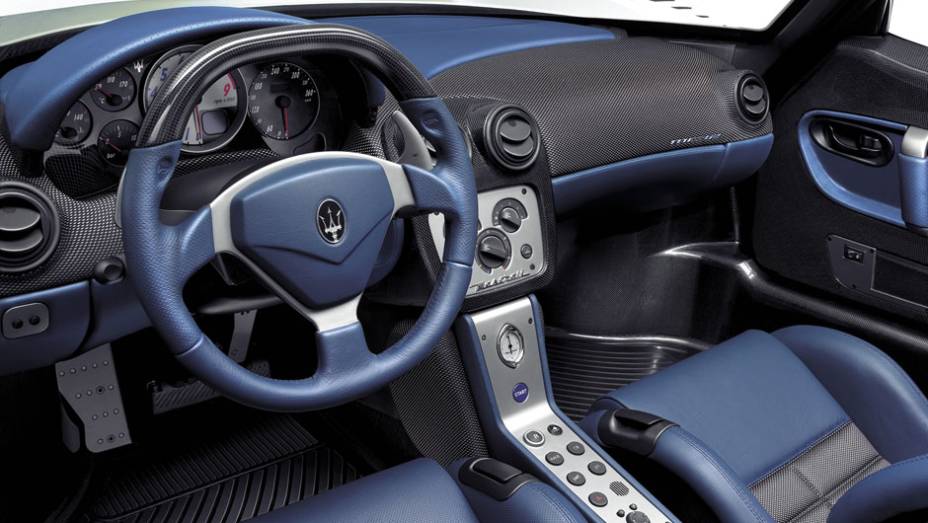 Considerado espartano demais para um carro na sua faixa de preço, o interior combinava couro azul a detalhes em fibra de carbono | <a href="https://beta-develop.quatrorodas.abril.com.br/reportagens/classicos/maserati-100-anos-792281.shtml" rel="migration">Leia mais</a>