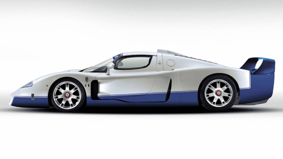 Derivado da Ferrari Enzo, o MC12 tinha chassi 29 cm mais comprido e com 12 cm a mais de entre-eixos | <a href="https://beta-develop.quatrorodas.abril.com.br/reportagens/classicos/maserati-100-anos-792281.shtml" rel="migration">Leia mais</a> Derivado da Ferrari Enzo, o MC12 tinha chassi 29 cm mais comprido e com 12 cm a mais de entre-eixos | <a href="https://beta-develop.quatrorodas.abril.com.br/reportagens/classicos/maserati-100-anos-792281.shtml" rel="migration">Leia mais</a>