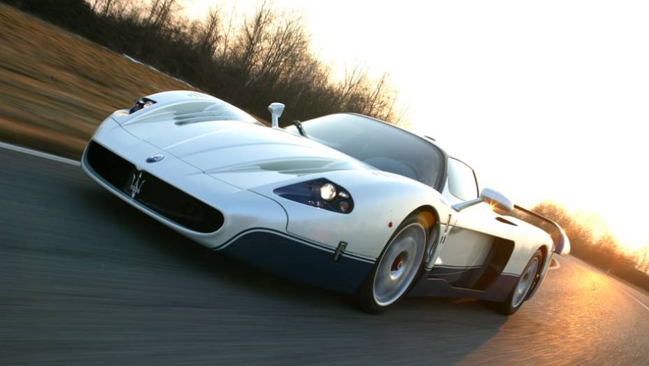 Foram produzidas 25 unidades em 2004, o mínimo exigido pela FIA GT. Muito bem recebido, o MC12 mereceu mais um lote de 25 carros | <a href="https://beta-develop.quatrorodas.abril.com.br/reportagens/classicos/maserati-100-anos-792281.shtml" rel="migration">Leia mais</a> Foram produzidas 25 unidades em 2004, o mínimo exigido pela FIA GT. Muito bem recebido, o MC12 mereceu mais um lote de 25 carros | <a href="https://beta-develop.quatrorodas.abril.com.br/reportagens/classicos/maserati-100-anos-792281.shtml" rel="migration">Leia mais</a>