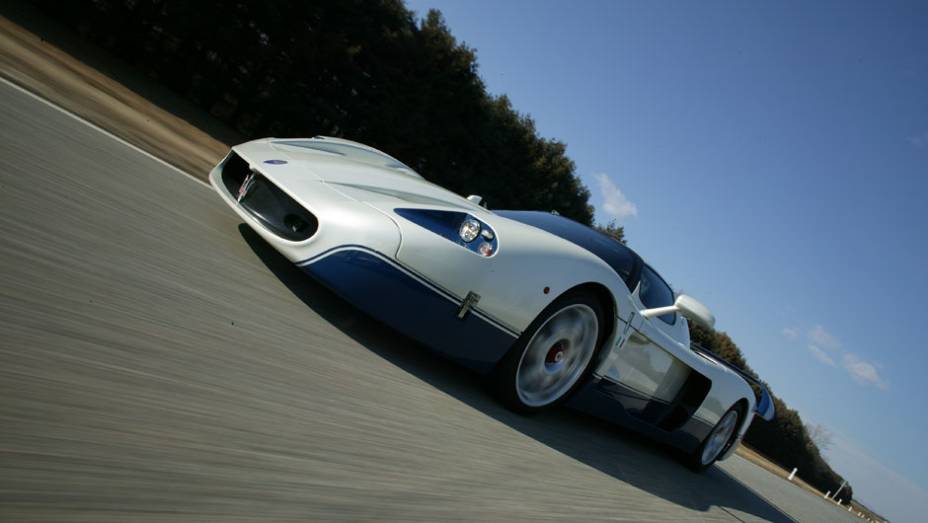 Na aceleração de 0 a 100 km/h o MC12 levava 3,8 segundos. De lá, ele era capaz de "voar" até 330 km/h | <a href="https://beta-develop.quatrorodas.abril.com.br/galerias/maserati/maserati-100-anos-outros-destaques-792010.shtml" rel="migration">Veja outros destaques da Maserati</a> | Na aceleração de 0 a 100 km/h o MC12 levava 3,8 segundos. De lá, ele era capaz de "voar" até 330 km/h | <a href="https://beta-develop.quatrorodas.abril.com.br/galerias/maserati/maserati-100-anos-outros-destaques-792010.shtml" rel="migration">Veja outros destaques da Maserati</a> |