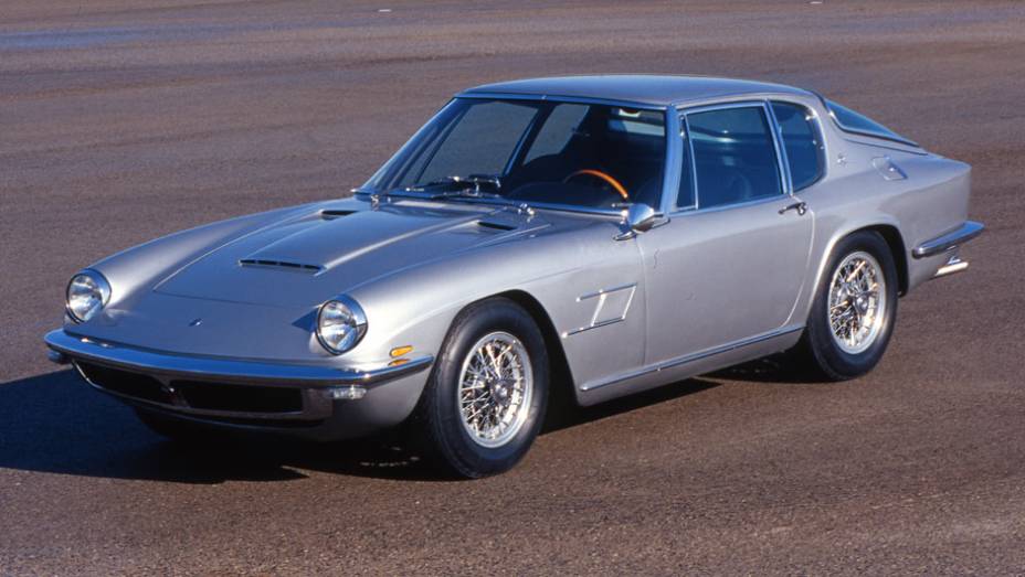 O design, assinado por Pietro Frua, tamb&eacute;m encarregado das linhas do Quattroporte | <a href="https://beta-develop.quatrorodas.abril.com.br/reportagens/classicos/maserati-100-anos-792281.shtml" rel="migration">Leia mais</a>