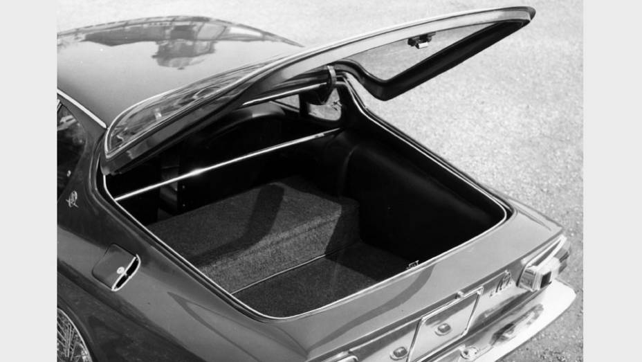 Antecipando a popularidade que os hatches alcançariam nos anos 70, o cupê já oferecia o recurso da porta traseira | <a href="https://beta-develop.quatrorodas.abril.com.br/reportagens/classicos/maserati-100-anos-792281.shtml" rel="migration">Leia mais</a> Antecipando a popularidade que os hatches alcançariam nos anos 70, o cupê já oferecia o recurso da porta traseira | <a href="https://beta-develop.quatrorodas.abril.com.br/reportagens/classicos/maserati-100-anos-792281.shtml" rel="migration">Leia mais</a>