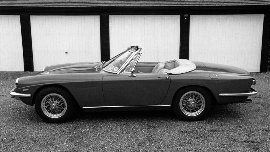 O desenho da vers&atilde;o aberta ficou a cargo de Giovanni Michelotti e a constru&ccedil;&atilde;o coube &agrave; Vignale | <a href="https://beta-develop.quatrorodas.abril.com.br/reportagens/classicos/maserati-100-anos-792281.shtml" rel="migration">Leia mais</a>