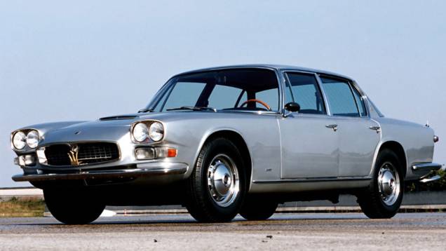 Um V8 de 4.2 litros e 260 cv motivava o primeiro sedã da marca, que passou a ser equipado com um de 4.7 litros e 290 cv a partir de 1966, quando faróis duplos circulares substituíram os retangulares | <a href="https://beta-develop.quatrorodas.abril.com.br/reportagens/c" rel="migration"></a> Um V8 de 4.2 litros e 260 cv motivava o primeiro sedã da marca, que passou a ser equipado com um de 4.7 litros e 290 cv a partir de 1966, quando faróis duplos circulares substituíram os retangulares | <a href="https://beta-develop.quatrorodas.abril.com.br/reportagens/c" rel="migration"></a>