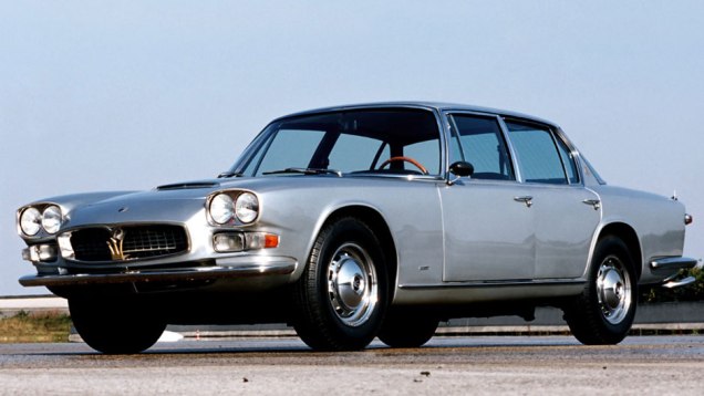Um V8 de 4.2 litros e 260 cv motivava o primeiro sed&atilde; da marca, que passou a ser equipado com um de 4.7 litros e 290 cv a partir de 1966, quando far&oacute;is duplos circulares substitu&iacute;ram os retangulares | <a href="https://beta-develop.quatrorodas.abril.com.br/reportagens/c" rel="migration"></a>