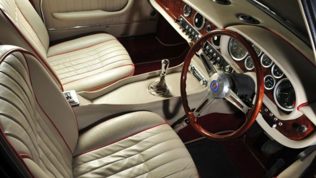 O c&acirc;mbio podia ser manual de cinco velocidades ou autom&aacute;tico de tr&ecirc;s | <a href="https://beta-develop.quatrorodas.abril.com.br/reportagens/classicos/maserati-100-anos-792281.shtml" rel="migration">Leia mais</a>