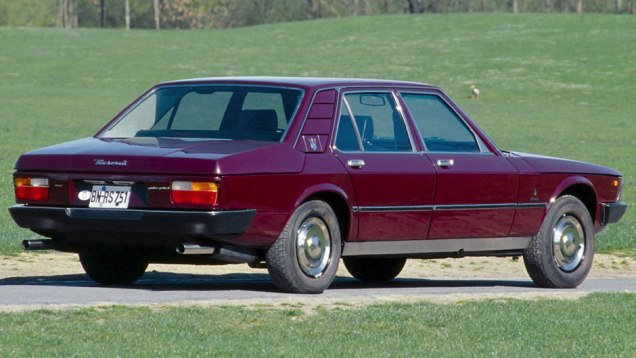 O motor V6 de 190 cv n&atilde;o dava conta suficiente da 1,6 tonelada de peso do sed&atilde; de 3,06 metros entre os eixos | <a href="https://beta-develop.quatrorodas.abril.com.br/reportagens/classicos/maserati-100-anos-792281.shtml" rel="migration">Leia mais</a>