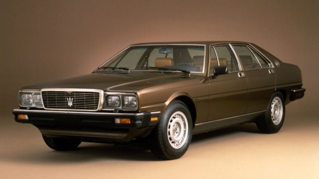 Desenhado pela Italdesign e constru&iacute;do pela Innocenti em Mil&atilde;o, a terceira gera&ccedil;&atilde;o do Quattroporte surgiu em 1979 e durou at&eacute; 1990 | <a href="https://beta-develop.quatrorodas.abril.com.br/reportagens/classicos/maserati-100-anos-792281.shtml" rel="migration">Leia mais</a>