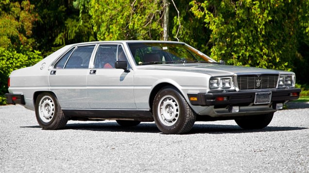 O V8 de 4.2 litros rendia 255 cv, at&eacute; surgir em 1981 o de 4.9 litros e 270 cv. A vers&atilde;o Royale de 1986 ofereceria 300 cv e 230 km/h de m&aacute;xima | <a href="https://beta-develop.quatrorodas.abril.com.br/reportagens/classicos/maserati-100-anos-792281.shtml" rel="migration">Leia mais</a>