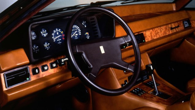 A opul&ecirc;ncia de materiais e recursos no acabamento do sed&atilde;, dispon&iacute;vel com c&acirc;mbio manual de cinco velocidades ou autom&aacute;tico de tr&ecirc;s, rendeu a ele o apelido de Rolls-Royce italiano | <a href="https://beta-develop.quatrorodas.abril.com.br/reportagens/classicos/maserati-10" rel="migration"></a>