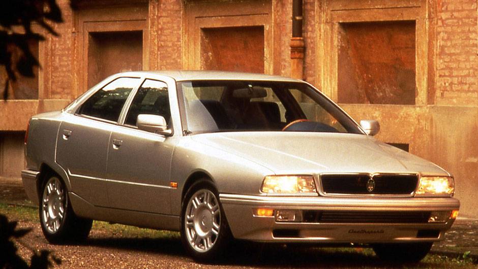 Tamb&eacute;m desenhado por Gandini, a quarta gera&ccedil;&atilde;o chegou em 1994 como uma varia&ccedil;&atilde;o do sed&atilde; Biturbo e durou at&eacute; 2001 | <a href="https://beta-develop.quatrorodas.abril.com.br/reportagens/classicos/maserati-100-anos-792281.shtml" rel="migration">Leia mais</a>