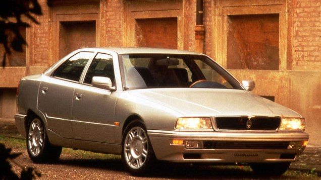 Tamb&eacute;m desenhado por Gandini, a quarta gera&ccedil;&atilde;o chegou em 1994 como uma varia&ccedil;&atilde;o do sed&atilde; Biturbo e durou at&eacute; 2001 | <a href="https://beta-develop.quatrorodas.abril.com.br/reportagens/classicos/maserati-100-anos-792281.shtml" rel="migration">Leia mais</a>