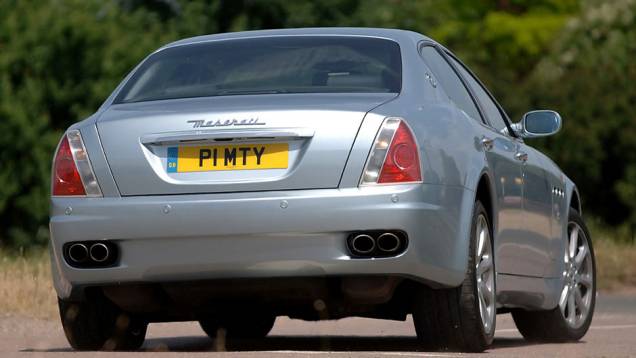 O novo Quattroporte acelerava de 0 a 100 km/h em 5,2 segundos e chegava a 275 km/h, com controle de estabilidade e regulagem de amortecimento | <a href="https://beta-develop.quatrorodas.abril.com.br/reportagens/classicos/maserati-100-anos-792281.shtml" rel="migration">Leia mais</a> O novo Quattroporte acelerava de 0 a 100 km/h em 5,2 segundos e chegava a 275 km/h, com controle de estabilidade e regulagem de amortecimento | <a href="https://beta-develop.quatrorodas.abril.com.br/reportagens/classicos/maserati-100-anos-792281.shtml" rel="migration">Leia mais</a>