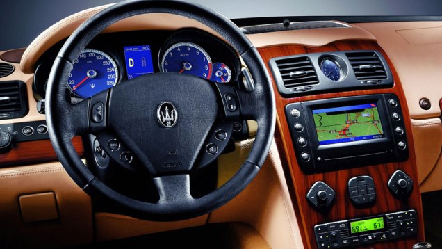 O c&acirc;mbio manual automatizado e seis velocidades oferecia trocas junto ao volante. Por dentro, um luxo s&oacute;: al&eacute;m de ventila&ccedil;&atilde;o, os bancos traziam sistema de massageamento, dependendo da vers&atilde;o | <a href="https://beta-develop.quatrorodas.abril.com.br/reportagens/classicos" rel="migration"></a>