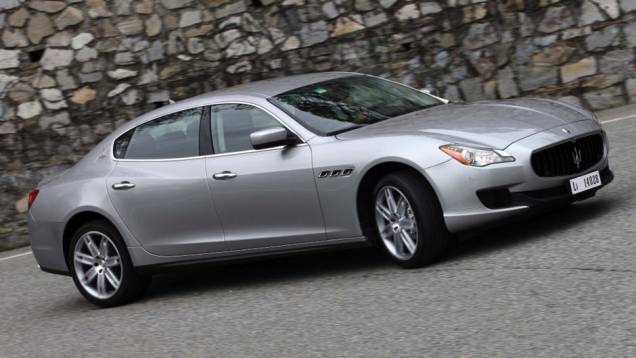 Oficialmente apresentado no Salão de Detroit de 2013, o atual Quattroporte pela primeira vez seguiu um estilo evolutivo da geração anterior, agora com mais mais verticais na frente e horizontais atrás | <a href="https://beta-develop.quatrorodas.abril.com.br/reportagens" rel="migration"></a> Oficialmente apresentado no Salão de Detroit de 2013, o atual Quattroporte pela primeira vez seguiu um estilo evolutivo da geração anterior, agora com mais mais verticais na frente e horizontais atrás | <a href="https://beta-develop.quatrorodas.abril.com.br/reportagens" rel="migration"></a>