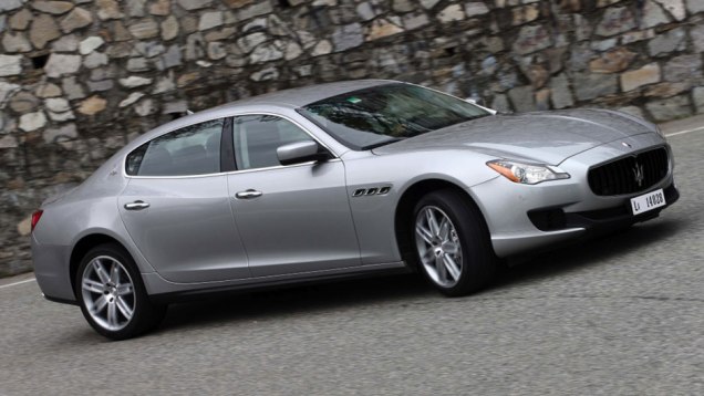 Oficialmente apresentado no Sal&atilde;o de Detroit de 2013, o atual Quattroporte pela primeira vez seguiu um estilo evolutivo da gera&ccedil;&atilde;o anterior, agora com mais mais verticais na frente e horizontais atr&aacute;s | <a href="https://beta-develop.quatrorodas.abril.com.br/reportagens" rel="migration"></a>