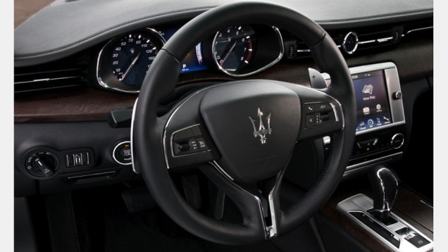 O c&acirc;mbio oferece cinco m&oacute;dulos de funcionamento: manual e autom&aacute;tico nas varia&ccedil;&otilde;es Normal e Sport e ICE (Increased Control Efficency), que visa economia de combust&iacute;vel | <a href="https://beta-develop.quatrorodas.abril.com.br/galerias/maserati/maserati-ghibli-792054.sht" rel="migration"></a>