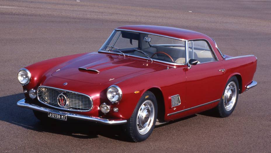 3500GT (1957) - Ele foi o primeiro Maserati realmente produzido em série e não de maneira artesanal, revelado no Salão de Genebra de 1957. Fato inédito, seu seis-cilindros foi projetado só para as ruas | <a href="https://beta-develop.quatrorodas.abril.com.br/reportagen" rel="migration"></a>