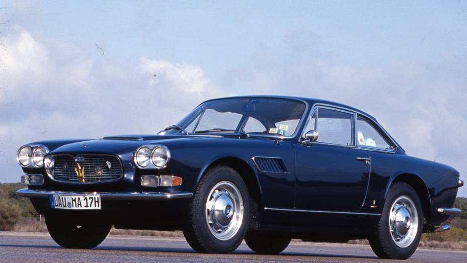 Sebring (1962) - Criado para agradar ao mercado americano, ele foi construído sobre um chassi encurtado do 3500GT. Com carroceria Vignale, chegou a 258 cv e durou até 1969 | <a href="https://beta-develop.quatrorodas.abril.com.br/reportagens/classicos/maserati-100-anos-" rel="migration"></a>