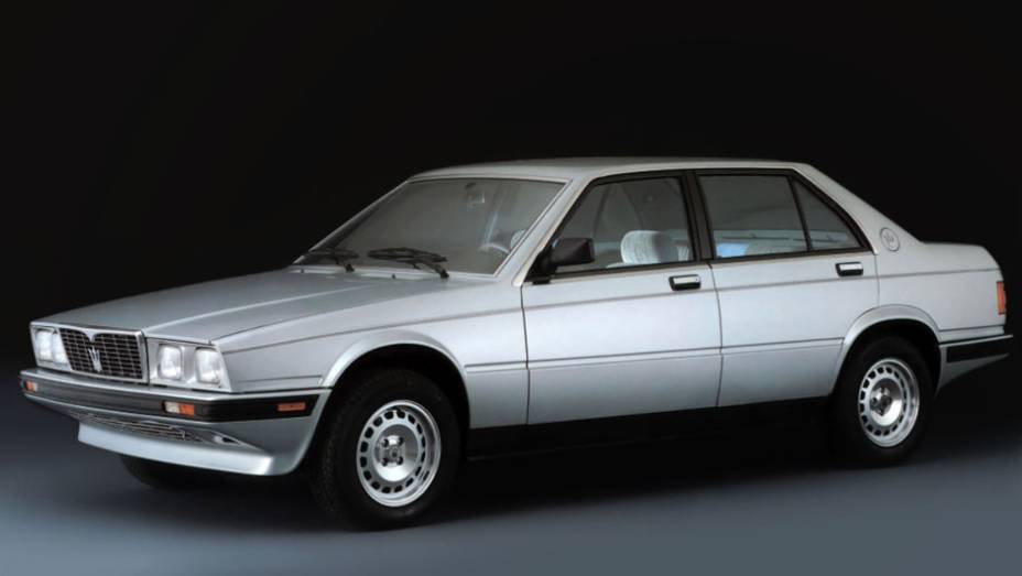 Biturbo (1981) - No Salão de Genebra de 1981 a Maserati iniciava nova fase com imagem um modelo V6 com dois turbos. Além de cupê e spyder, oferecia o segundo sedã da marca, menor que o Quattroporte | <a href="https://beta-develop.quatrorodas.abril.com.br/reportagens/cl" rel="migration"></a>